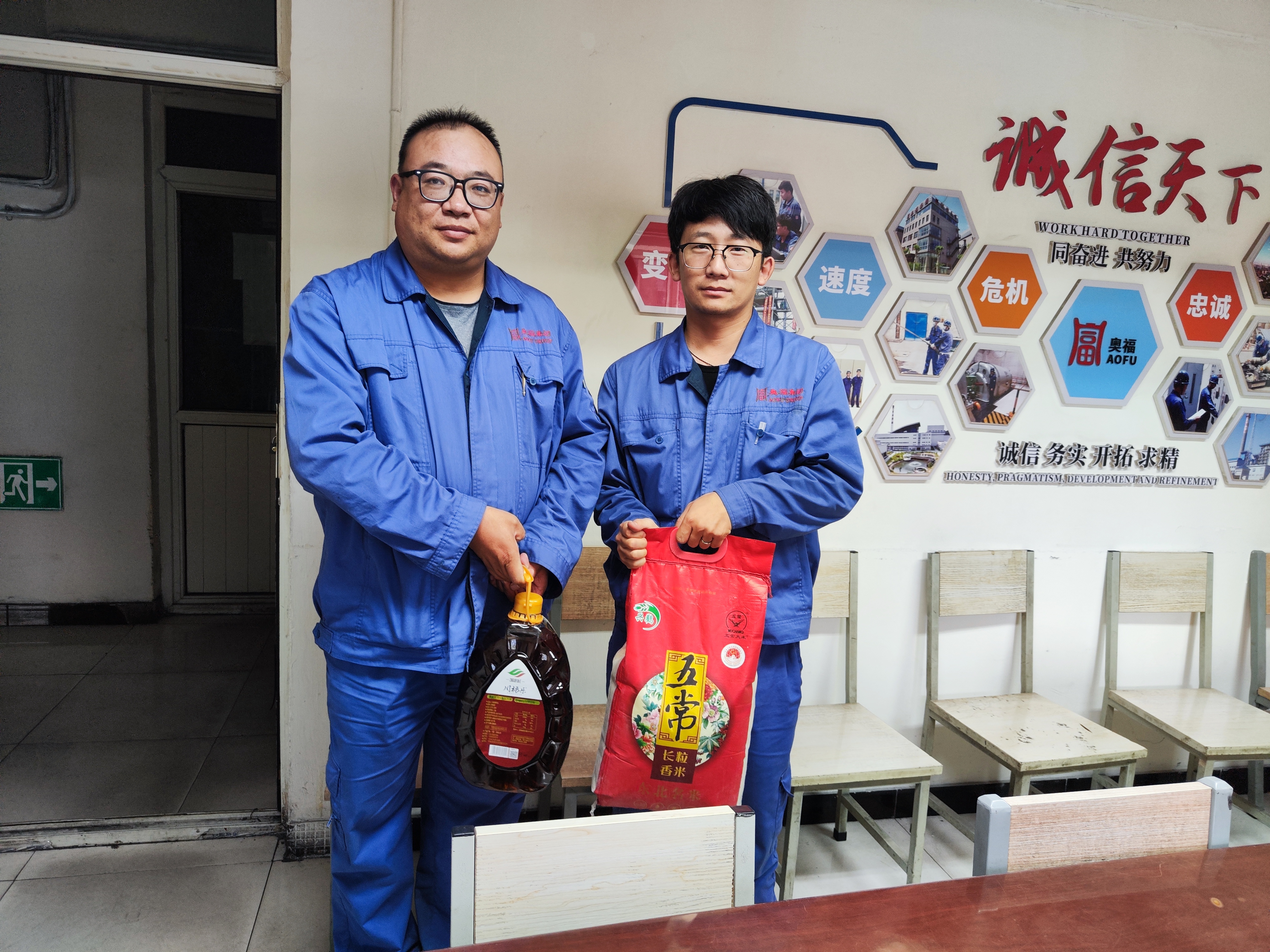 ¡°ÔÂÂúÖÐÇÇéϵһÏß¡±¡ª¡ª×ðÁú¿Ê±¼¯ÍÅΪȫÌåÔ±¹¤·¢·ÅÖÐÇ︣Àû ¡°ÔÂÂúÖÐÇÇéϵһÏß¡±¡ª¡ª×ðÁú¿Ê±¼¯ÍÅΪȫÌåÔ±¹¤·¢·ÅÖÐÇ︣Àû