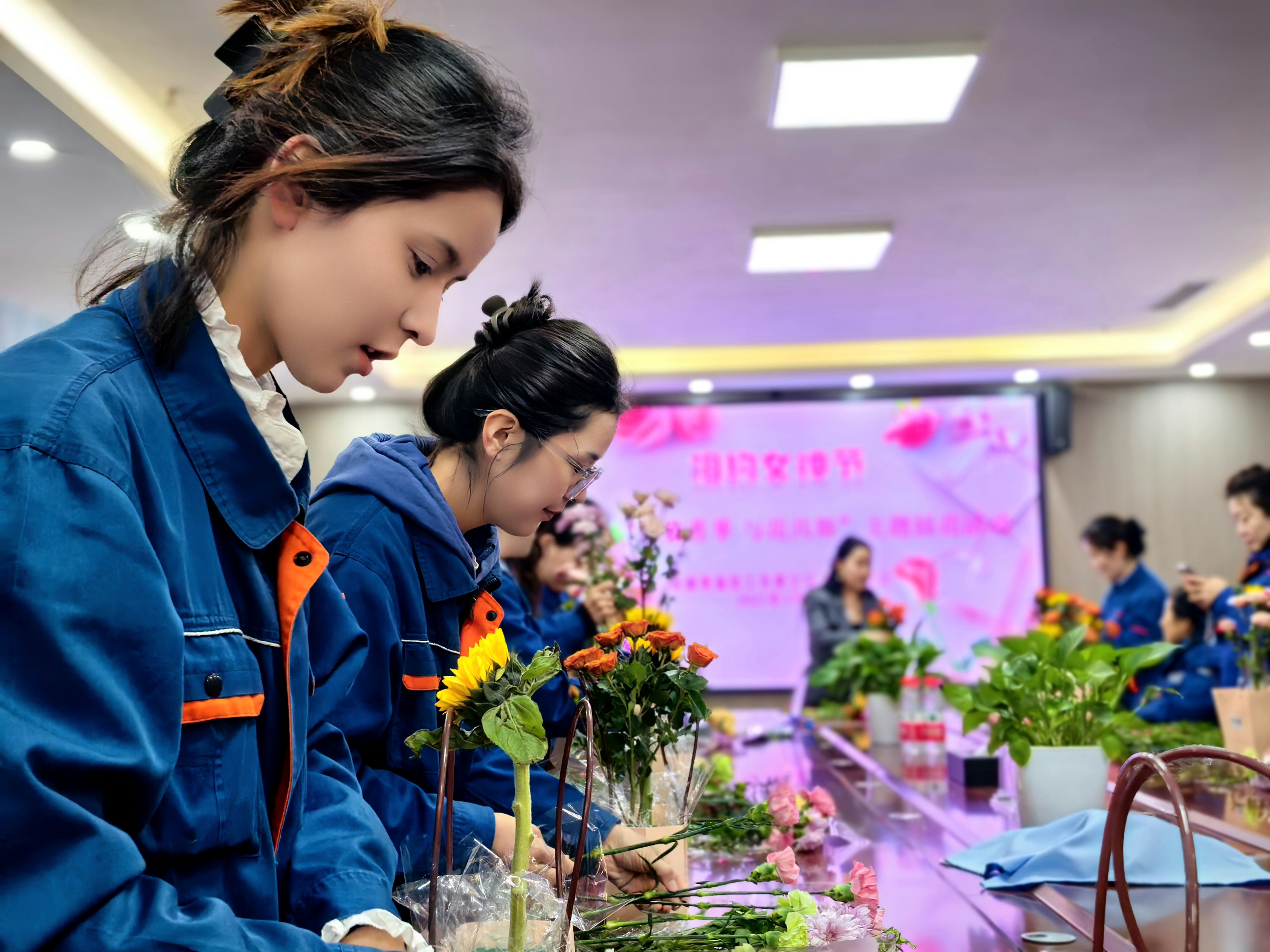 �������ഺ���뻨���衱�����½��¸���������չ�����ˡ���Ů�ڲ廨�ֹ������˶�