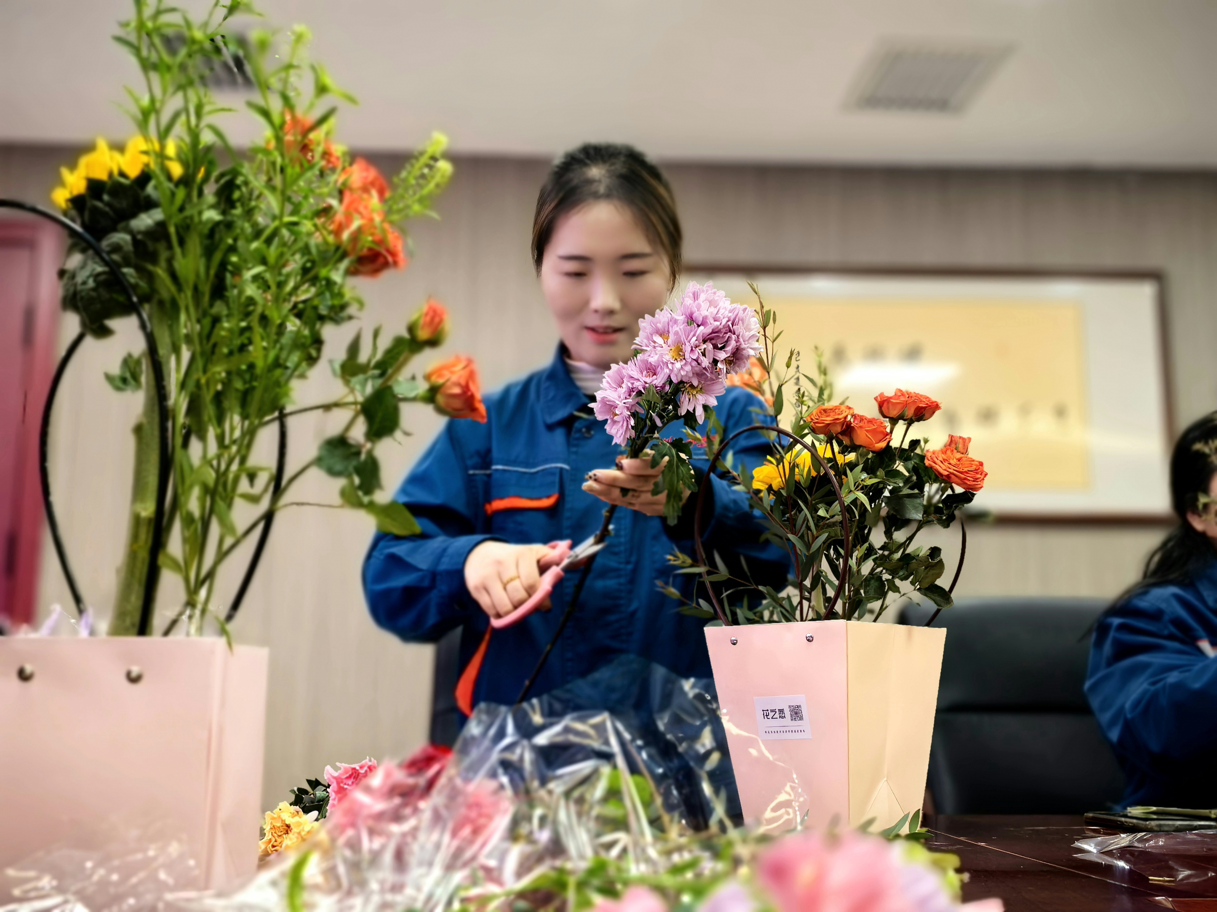 �������ഺ���뻨���衱�����½��¸���������չ�����ˡ���Ů�ڲ廨�ֹ������˶�